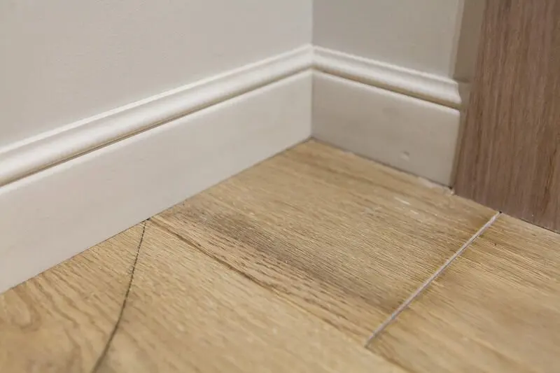 Кривой пол плинтуса. Плинтус из дерева напольный. Плинтус на пол. Замазка швов мдф плинтуса. Мдф плинтус на неровные стены.