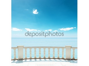 Фотообои «Балкон у моря под глубокое синее небо»