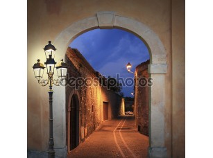 Фотообои «угрюмый освещенная пер с арочными воротами и горящий фонарь» - фото (1)