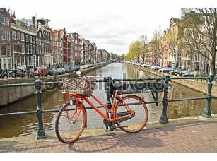 Фотообои «Оранжевый велосипед в центре города Амстердам в Нидерландах»