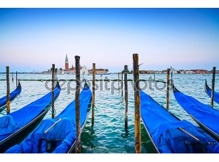 Фотообои «Venice, gondolas or gondole on sunset and church on background.» - фото (1)