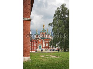 Фотообои «Коломна, Россия - 14 июня: туристы идут в пределах uspensky brusensky монастырь в коломенском Кремле, Россия 14 июня 2014» - фото (1)