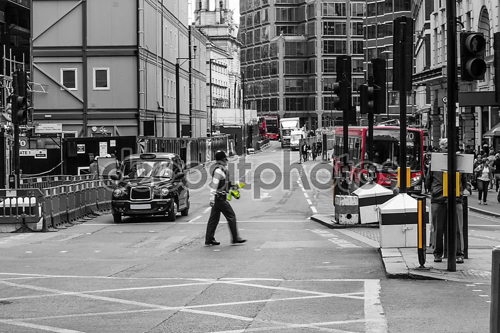 Фотообои «Police officer crossing street, London, England» - фото (1)