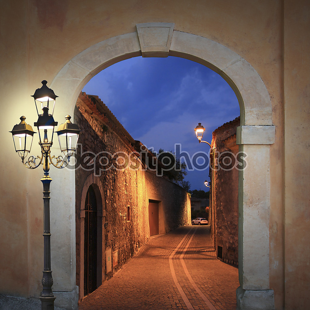Фотообои «угрюмый освещенная пер с арочными воротами и горящий фонарь» - фото (1)